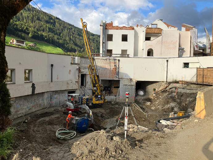 Herstellung der DSV-Gründungssäulen im Außenbereich, an der Stelle des neu geplanten Schwimmbads