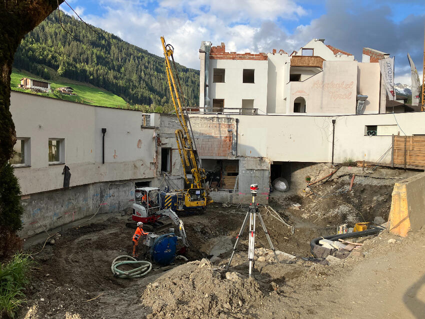 Herstellung der DSV-Gründungssäulen im Außenbereich, an der Stelle des neu geplanten Schwimmbads